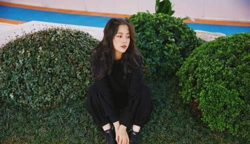 奔五的女人，穿衣不要太繁琐！初冬学会这样搭，越简单越高级