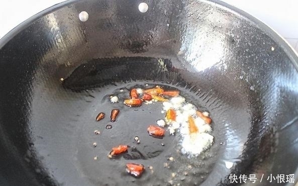 干锅排骨做法:想吃什么蔬菜加什么,吃到冒汗才过瘾