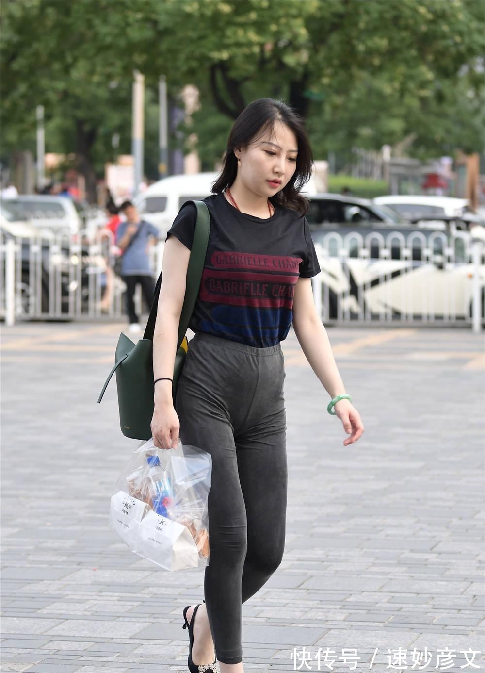 深灰色 深灰色紧身裤,搭配黑色半袖,脚下的细跟凉鞋,换成单鞋更好