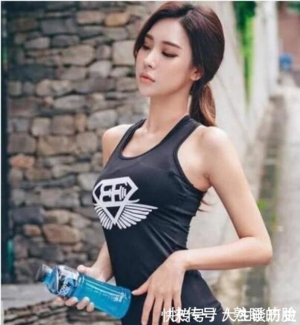 紧身打底裤小姐姐,轻松秀出完美曲线,很招人喜爱
