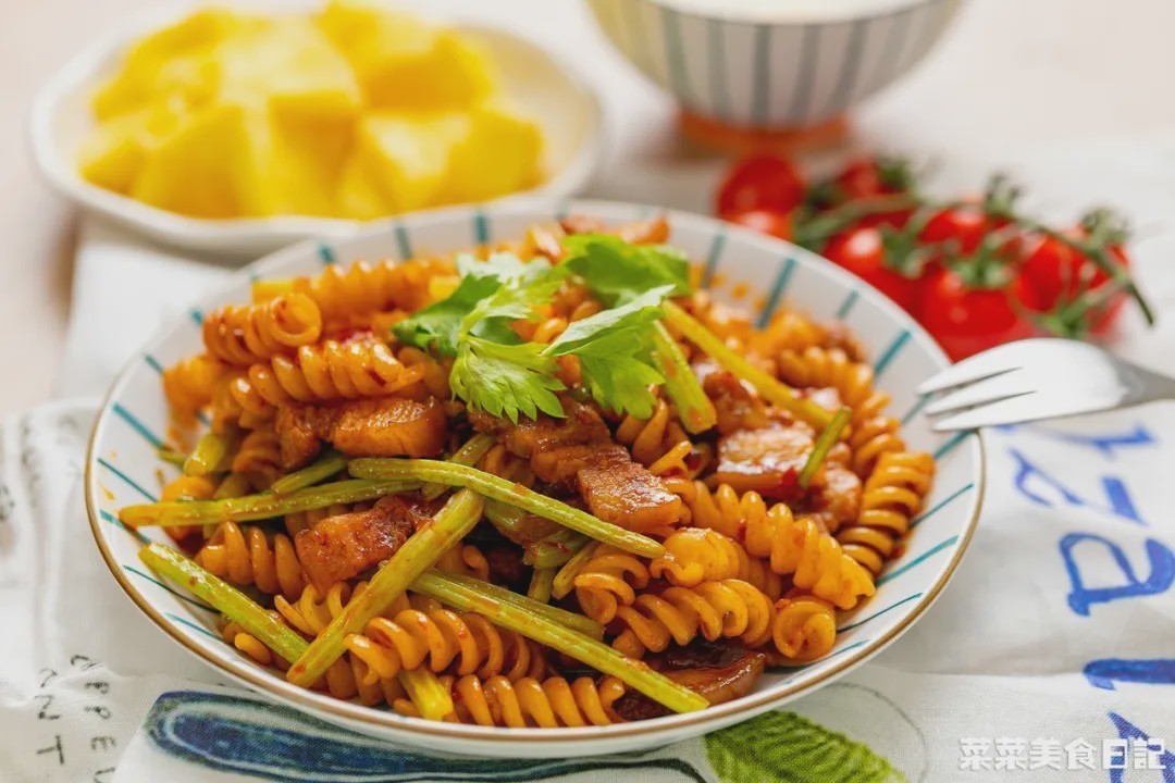 10分钟搞定!这面随手一炒太绝了,香到邻居来敲门