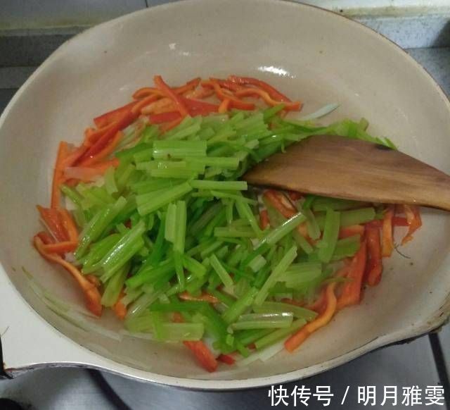 香味|香芹炒鸡蛋，入口充满了香味，很嫩，大人小孩都喜欢