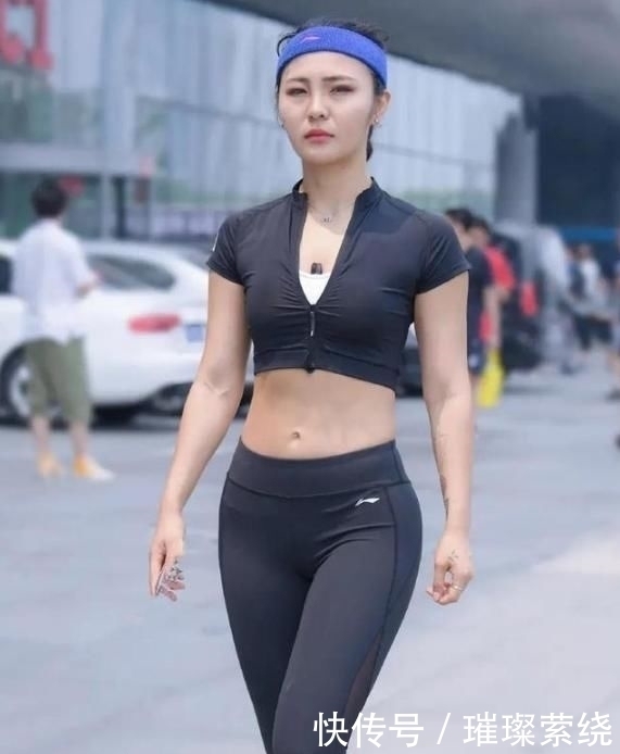 打底裤穿搭秀出完美身材,尽显优雅气质