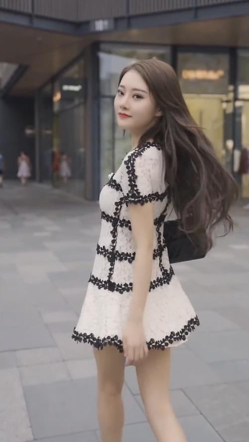 街拍白色雪纺连衣裙,穿出气质美少女,甜美风也能不失性感