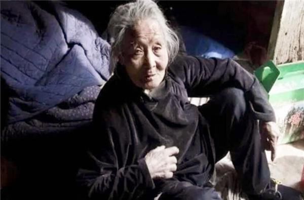 清点|老人77岁去世，生前每天把咸菜当主食，死后6人清点遗产3小时