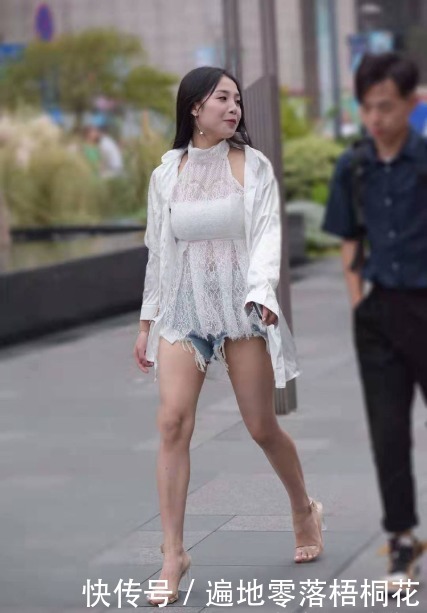 薄纱|蕾丝挂脖短裙外搭白色薄纱外套,有繁有简,非常有女人味