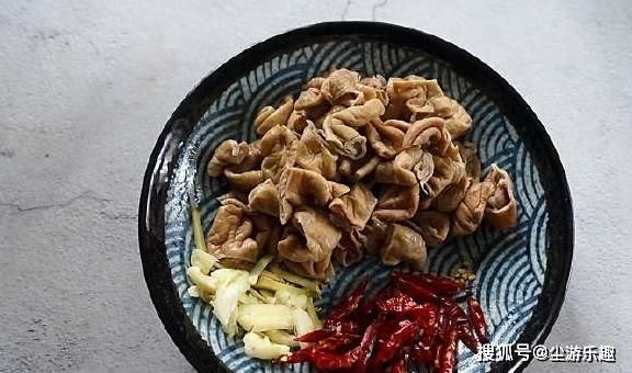 味道|这两食材虽然口味重，放一起爆炒，味道香的隔一条街都能闻到