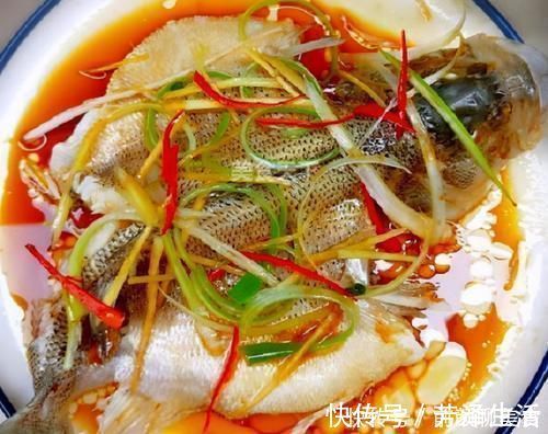鱼肉|清蒸鲈鱼,加盐和料酒都不对!牢记这3点,鱼肉鲜嫩不柴不腥