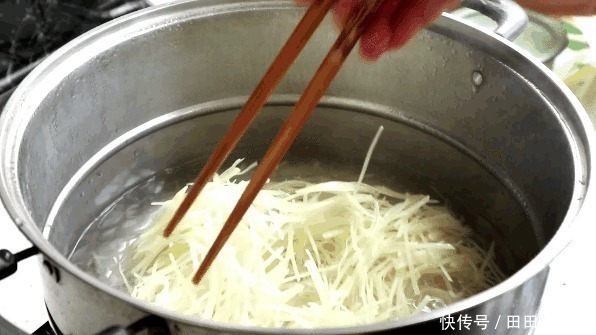 凉拌土豆丝，先焯水就错了，记住这4个步骤，简单开胃，脆嫩爽口