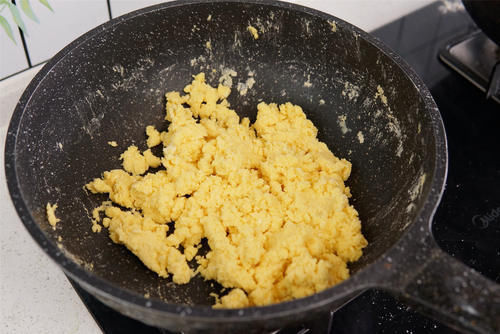 把玉米面倒进煮开的牛奶中,粗粮细作变“奶包”,真是越嚼越香