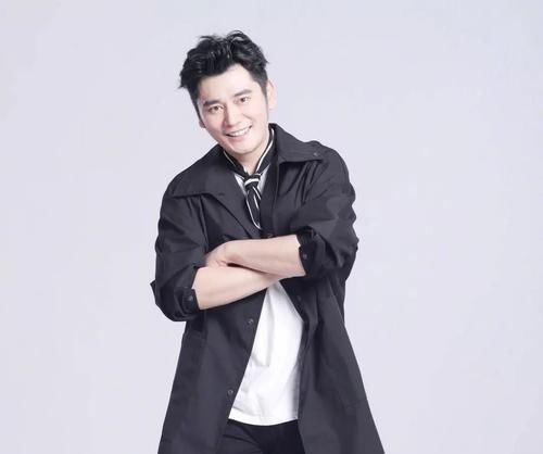 钱枫终于瘦了!穿西装拍大片很帅,30天瘦下20斤.