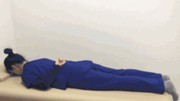 董卿连续录节目15小时，累到拼命揉腰，打工人都逃不过“腰痛定律”