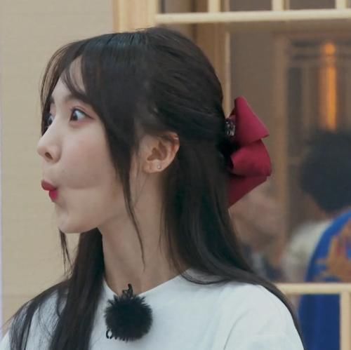 这档综艺揭开女团“遮羞布”，王艺瑾全妆出镜，却被33岁张雨绮吊打