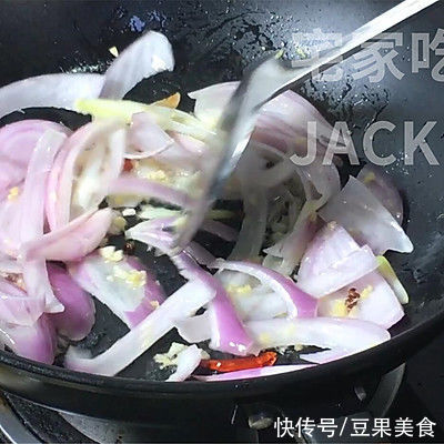 干锅香辣虾，做法简单，虾肉鲜甜，酱汁香辣，唆着手指越吃越香