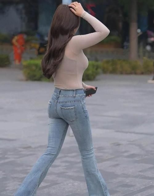 溜肩 藕粉色紧身上衣搭配浅色微喇叭裤,干练十足,显得高挑