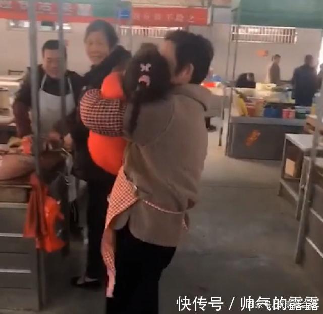 女子|江苏一女子偷偷带孩子回家送惊喜,奶奶开心跑来抱孩子,画面暖心