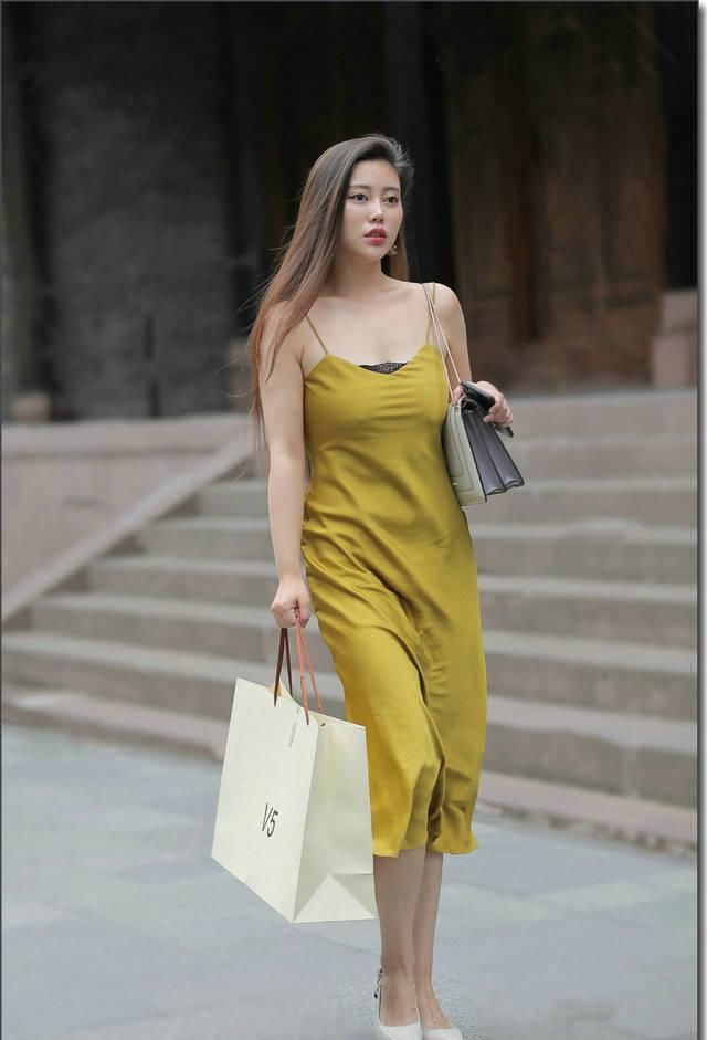 街拍：一席连衣裙落落大方，小姐姐的气质把我迷住了