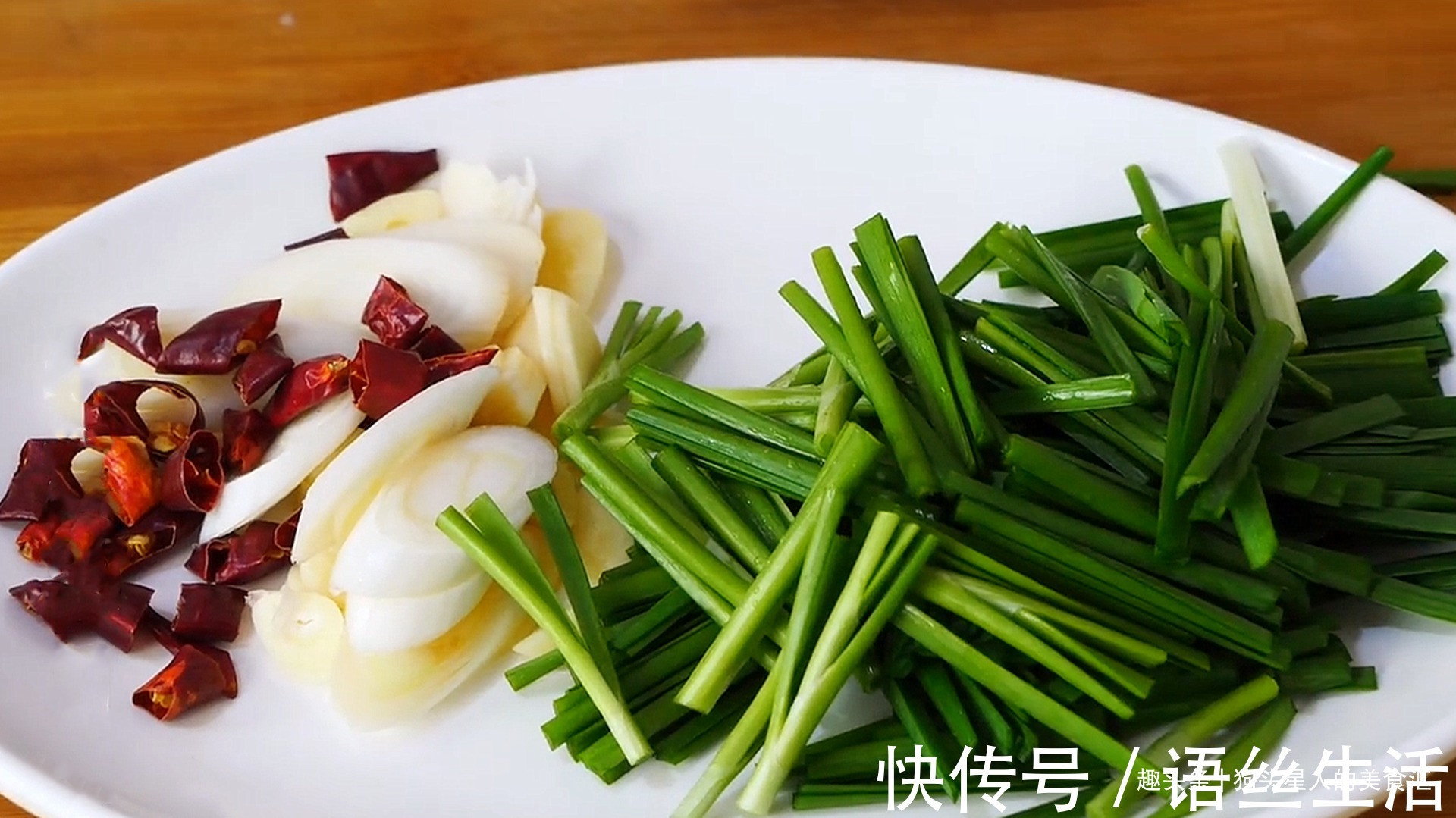 豆腐皮|2张豆腐皮,1把粉条,入锅加水一煮,鲜香味美,出锅连汤汁都不剩