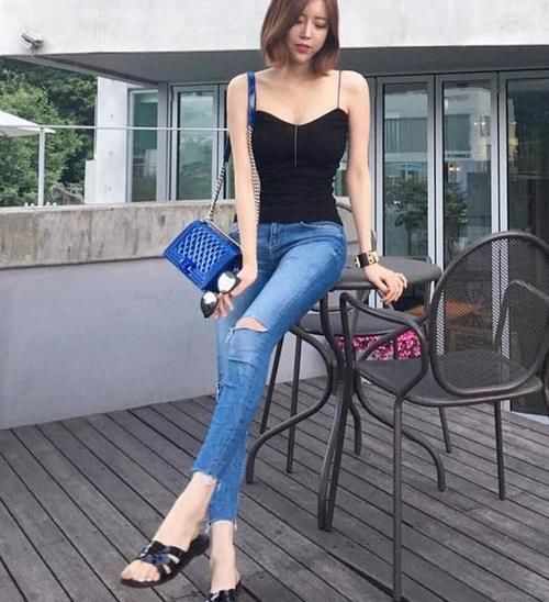 牛仔裤的穿着洒脱自由，在精致中带着优雅，女神气质十足！