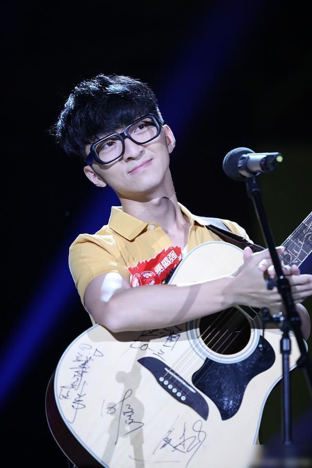 快乐女声|快男现状,华晨宇成巨星,欧豪票房百亿,他却落魄到回家摆地摊