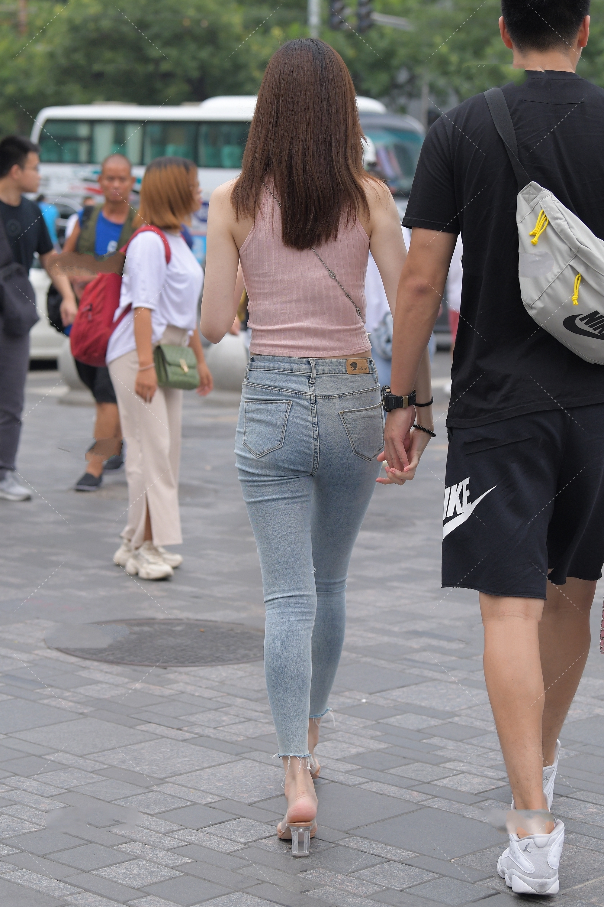 街拍:粉色无袖圆领背心,浅白牛仔破洞长裤超显气质,这身搭配极品