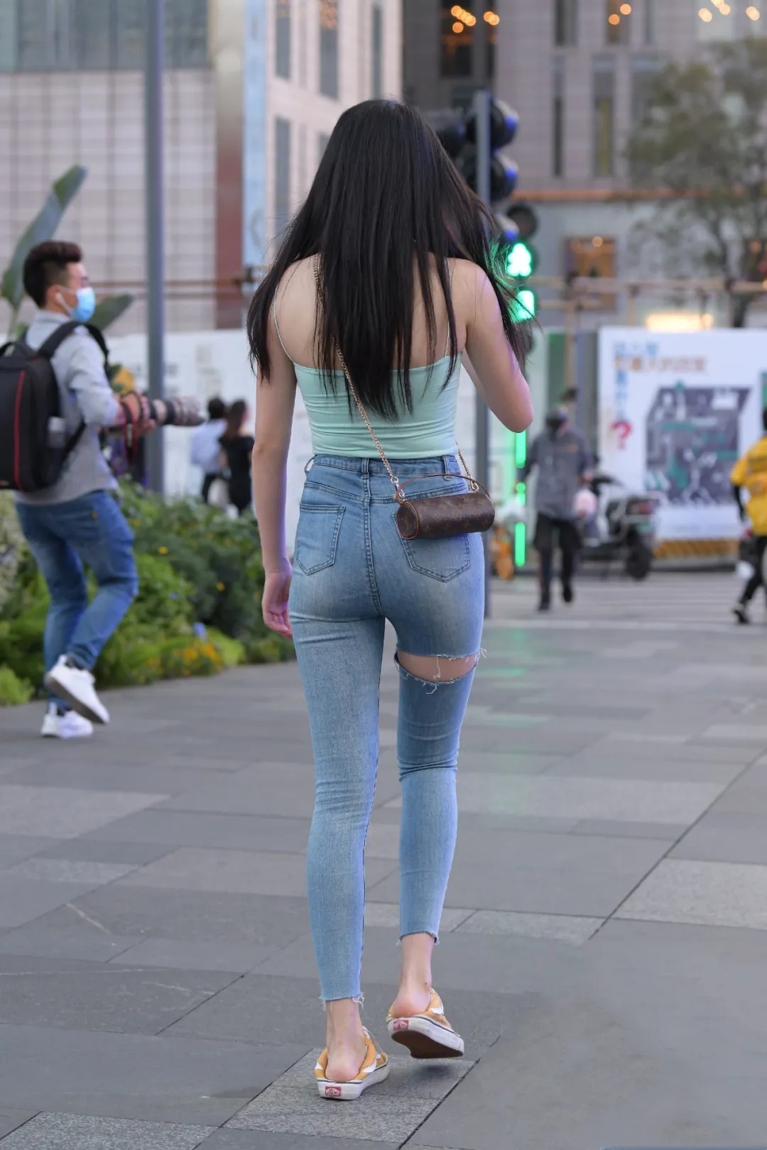 牛仔裤|穿牛仔裤的时尚女生