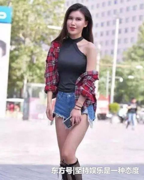 时尚|街拍秀丽端庄的美女,一件白色外套配时尚短裙,气质迷人