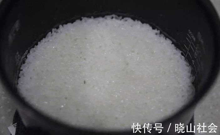 蒸米饭不要只懂加水，牢记2个技巧，蒸出的米饭更好吃，特别实用