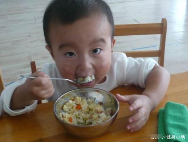 胃肠菌群|孩子出现3个异常,多半是被积食缠住了,医生:1招强脾清积食