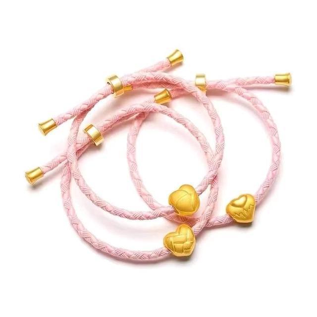 这个季节的色彩用首饰来表达，将珠宝佩戴在身，彰显浓浓的中国风