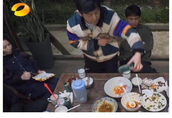 張藝興|張藝興節目主廚首秀翻車？金婧捧場表情浮夸，女嘉賓餐后吃零食