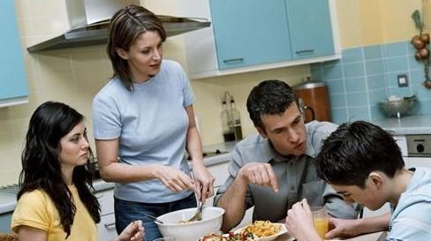 家长|孩子后背几十个疤,妈妈以为被同学欺负了,没想到是奶奶所为