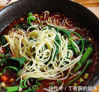 家人|天热没食欲，给家人煮一碗重庆小面，面条嫩滑爽口，好吃过瘾！