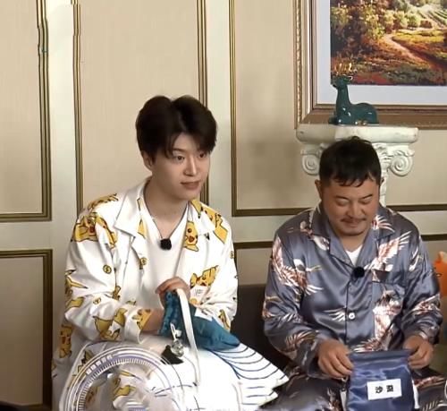 《王牌6》嘉宾素颜出场，关晓彤清水芙蓉，范丞丞高光闪眼