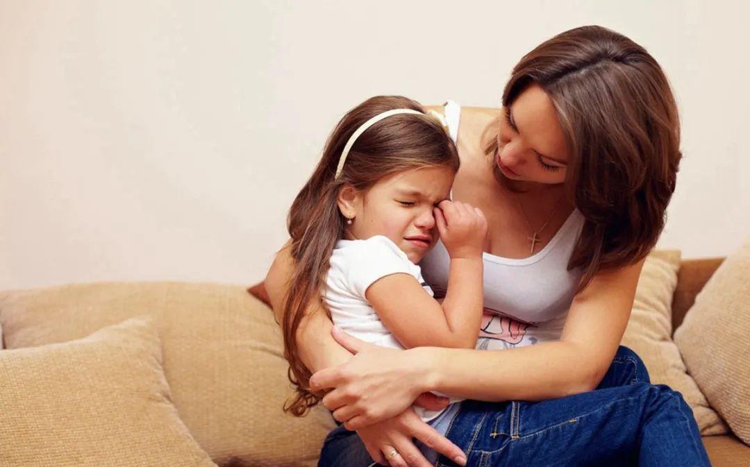 父母|孩子哭闹时,父母要明白有些话是不能说的,会让他们越来越伤心