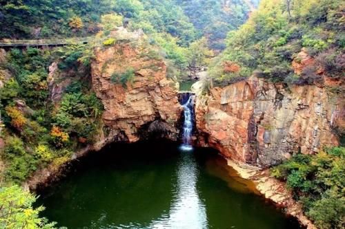 河南一处4A级大峡谷景区，是典型红岩嶂谷群地质地貌景观