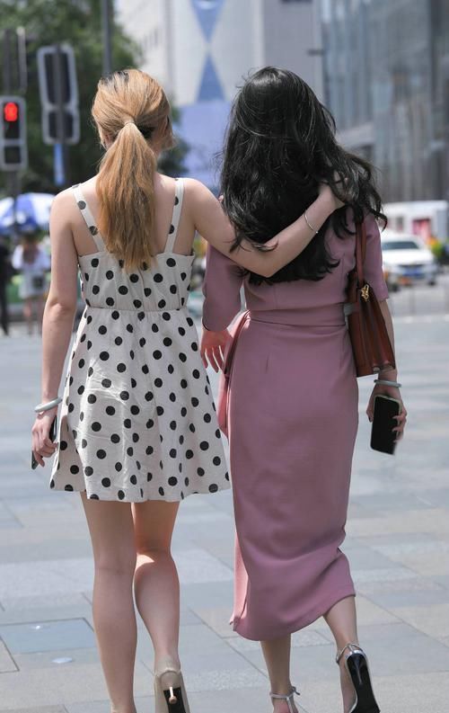 闺蜜逛街都穿连衣裙，一个搭配凉鞋，一个搭配高跟鞋，谁更有气质