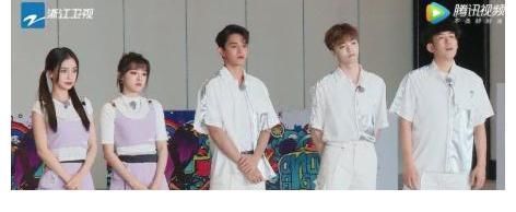 李晨被球砸到后，谁注意baby的反应，两人关系好坏一目了然