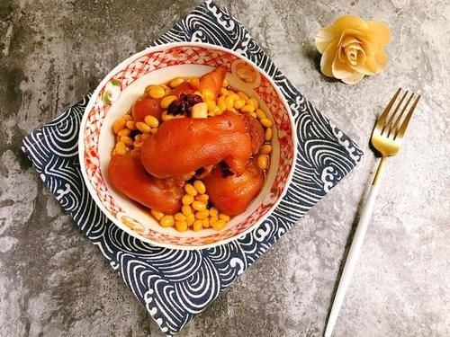  猪蹄胶原蛋白满满，可以美容养颜，搭配黄豆焖煮更美味