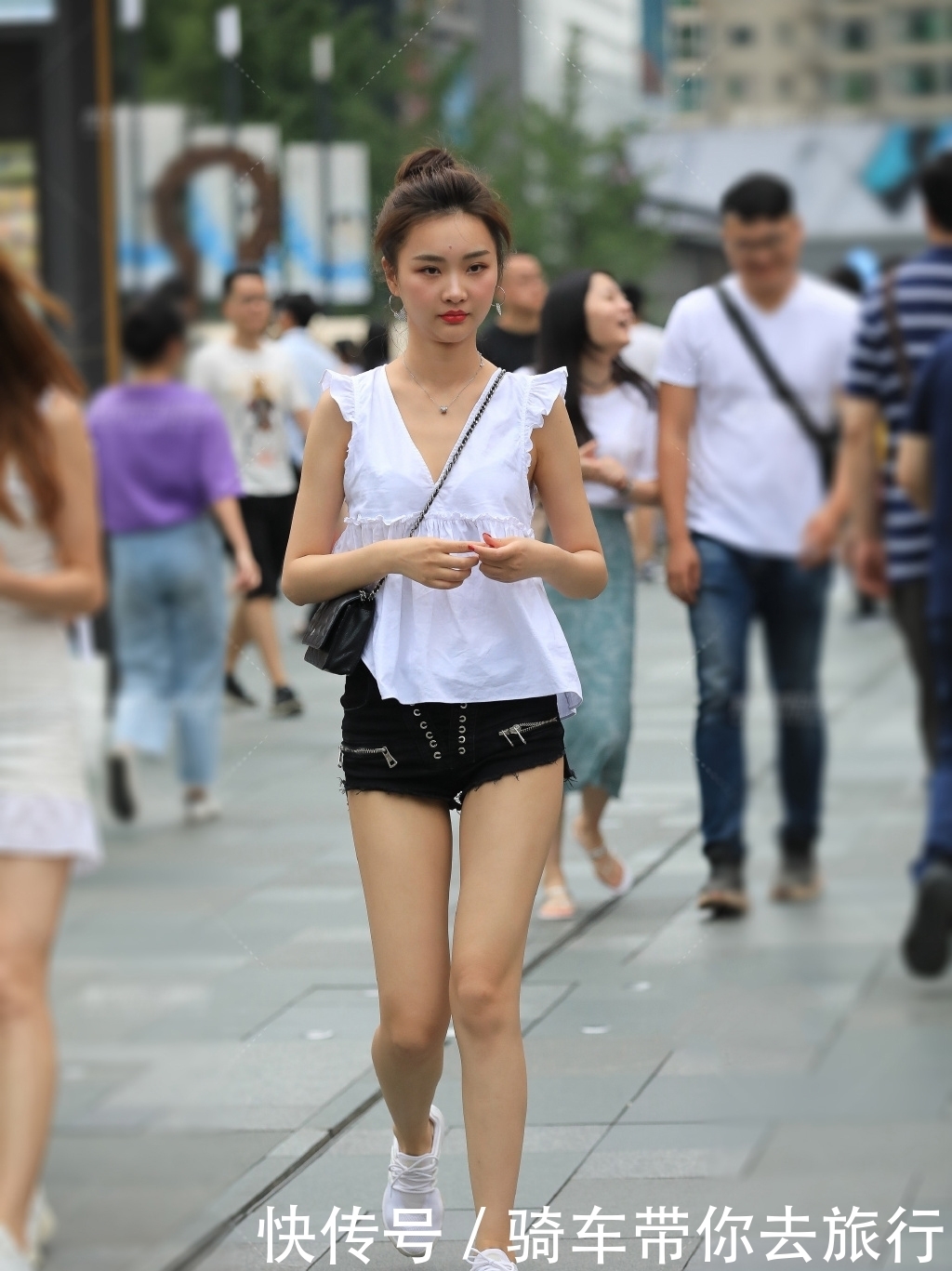 街拍:黑白经典搭配的精致小姐姐,肤白貌美,丸子头清新可人!