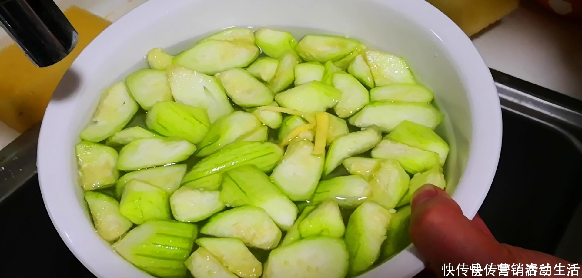 中薪|它和絲瓜一起做湯是絕配,鮮美又開胃,夏天喝比骨頭湯還過癮