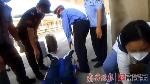 站台|旅客站台内突发疾病昏倒，民警飞奔救人