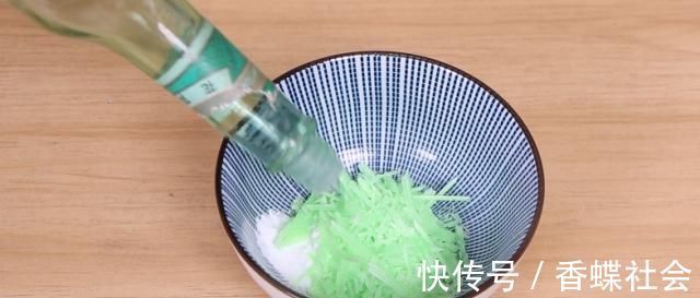 小东西|洗衣服时，水里丢几粒小东西，不管多脏都能干净如新，回家试试