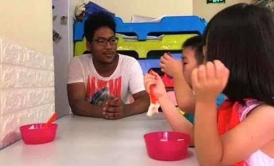 老人收养黑人弃婴20年,如今祖孙相互依靠,没有血缘却更胜亲人