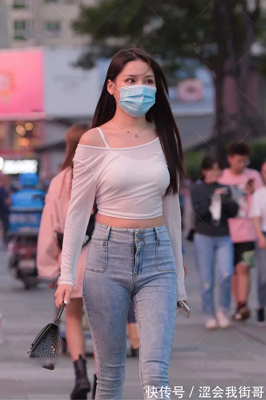 牛仔裤|街拍穿牛仔裤的时尚女生