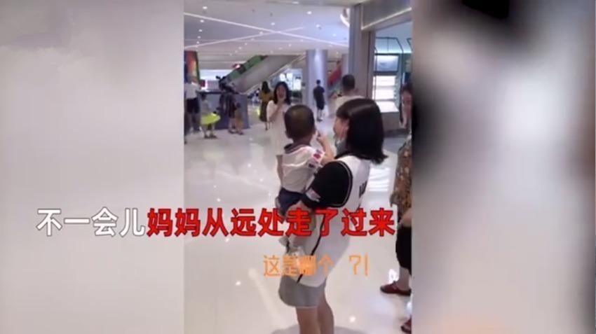 妈妈|萌娃商场“认错”妈妈抱着不松手，接下来的举动萌化了太有缘了