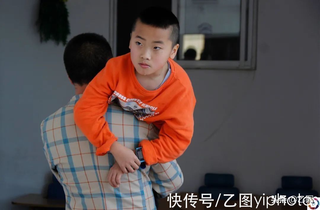 治疗|双胞胎同患脑瘫,奶奶患病后拒绝治疗,弥留之际叮嘱儿子救孩子