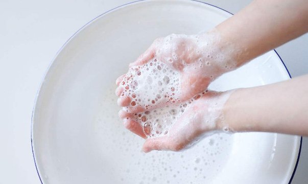 早晨洗脸水中加点「这个」六十岁不长斑!