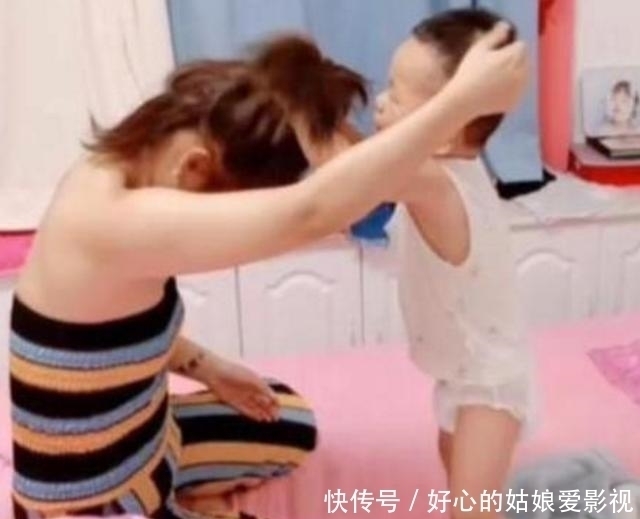 宝妈和儿子打架走红别以为你是我儿子我就让着你，儿子满脸委屈