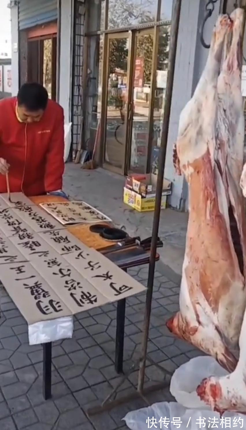 笔笔$羊肉汤老板废旧纸壳练颜楷走红,笔笔惊艳,网友:羊肉汤有翰墨味